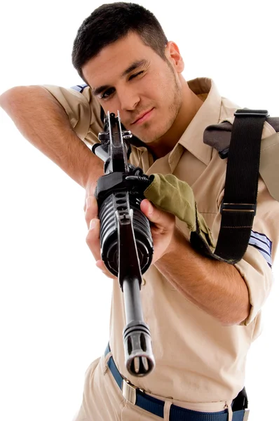 Jovem soldado apontando com arma — Fotografia de Stock