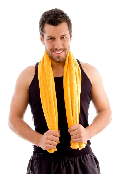 Sorridente giovane uomo in possesso di asciugamano — Foto Stock
