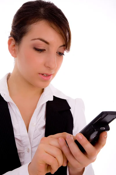 Ejecutiva femenina usando teléfono celular — Foto de Stock