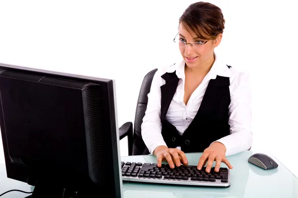 Виконавча жінка працює на комп'ютері — стокове фото