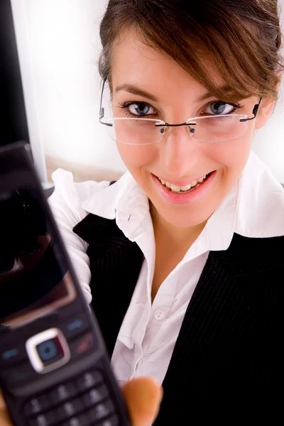 Glimlachende zakenvrouw tonen cellphone — Stockfoto