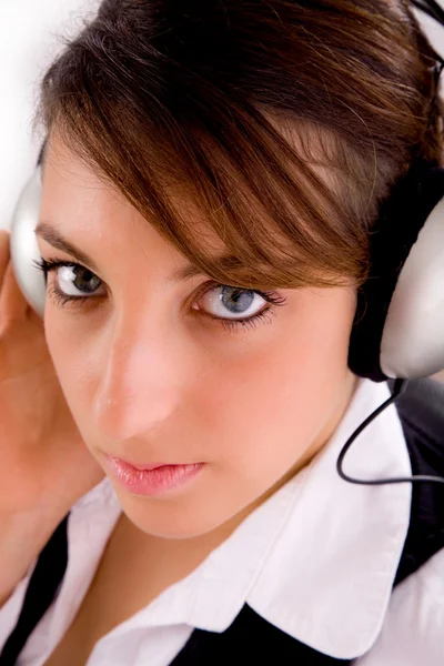 Kobieta przedsiębiorcy, słuchanie muzyki — Zdjęcie stockowe