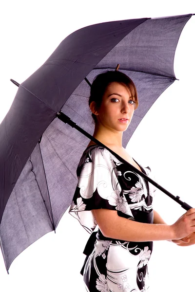 Şemsiye tutan genç bir kadın — Stok fotoğraf