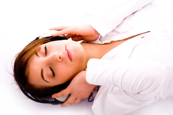 Mulher deitada no chão sintonizada com música — Fotografia de Stock