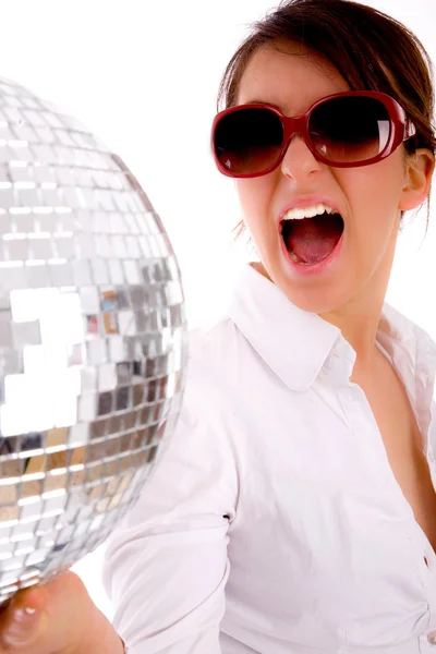 Kiabált a nő a gazdaság disco labdát — Stock Fotó