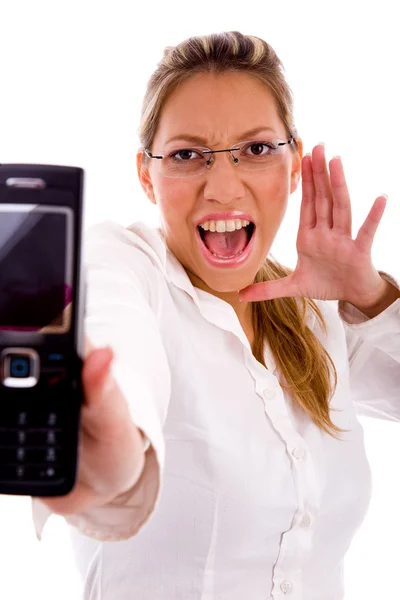 Affärskvinna visar mobil — Stockfoto