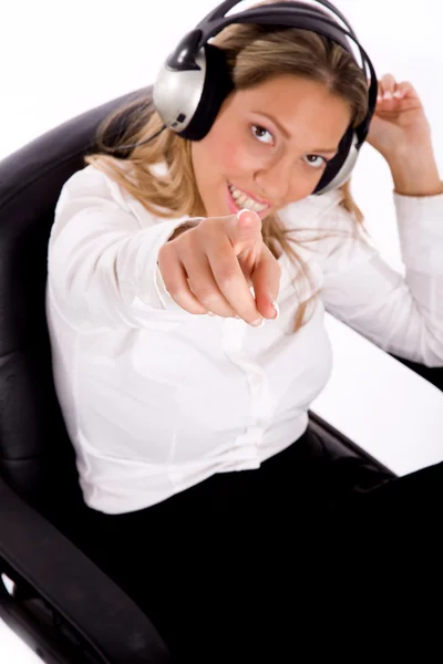 Бізнес-леді прослуховування музики — стокове фото