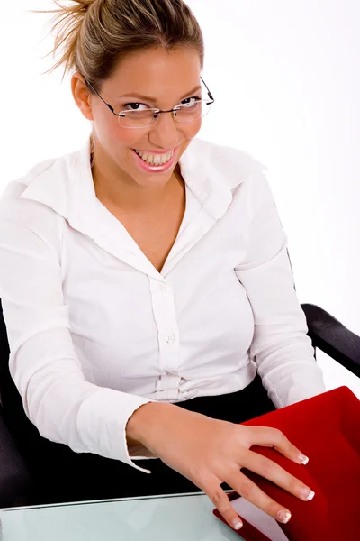Smiling businesswoman opening box — Stock Photo, Image