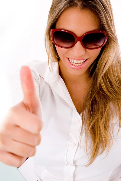 Mulher sorridente com os polegares para cima — Fotografia de Stock