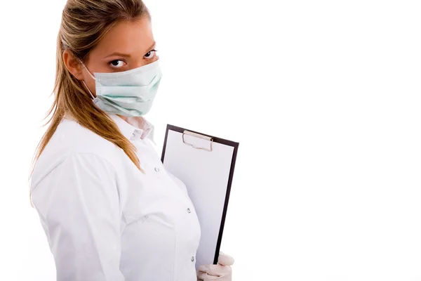 Médico feminino carregando almofada de escrita — Fotografia de Stock