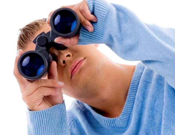 Homem jovem olhando através binocular — Fotografia de Stock