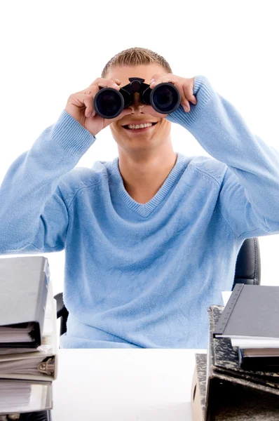 Profesional mirando a través de binoculares — Foto de Stock