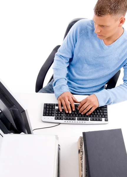 Jeune professionnel travaillant sur ordinateur — Photo