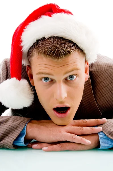 Chlap s kloboukem vánoční při pohledu na fotoaparát — Stock fotografie