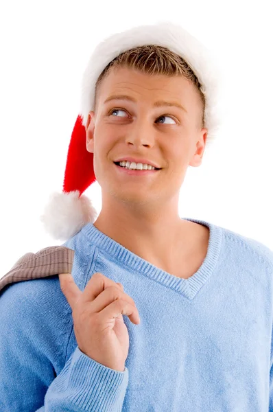 Noel şapka ile gülümseyen genç adam — Stok fotoğraf