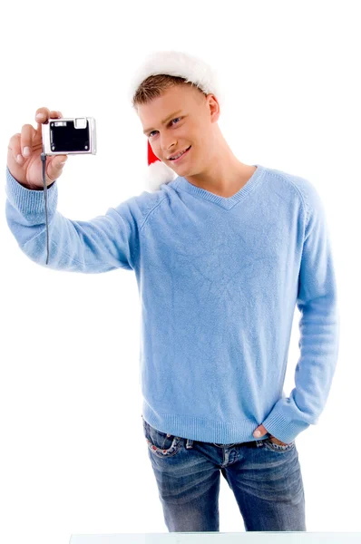Guy pózuje s vánoční čepici a fotoaparát — Stock fotografie