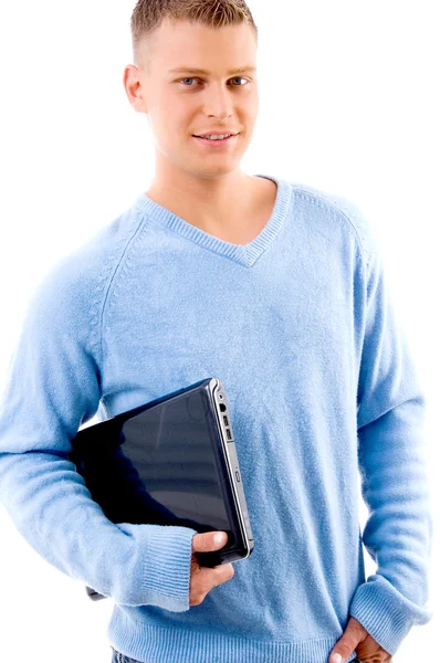 Sorridente giovane uomo che tiene il computer portatile — Foto Stock