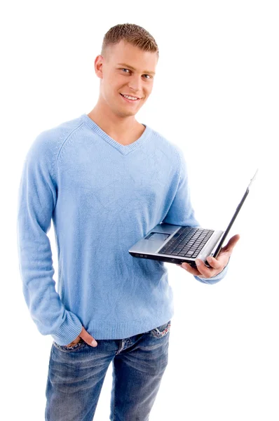 Fiatal férfi laptoppal a kamerába néz — Stock Fotó