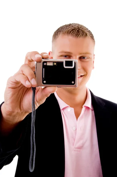 Profesyonel adam tutarak dijital kamera — Stok fotoğraf