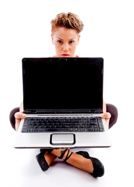 Ung kvinna visar laptop — Stockfoto