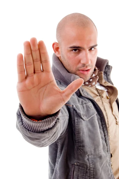 Молодой мужчина с остановившимся жестом рукой — стоковое фото