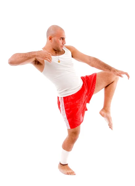 Homem muscular em postura de pontapé — Fotografia de Stock