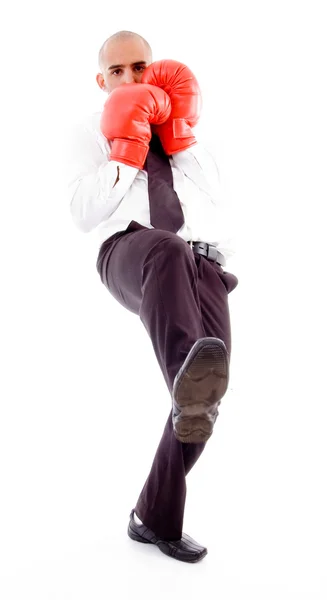 Mężczyzna pozowanie w Rękawice bokserskie — Zdjęcie stockowe