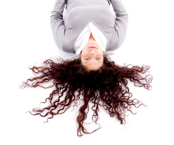 Kobiety leżącej na podłodze z włosami rozkłada się — Zdjęcie stockowe