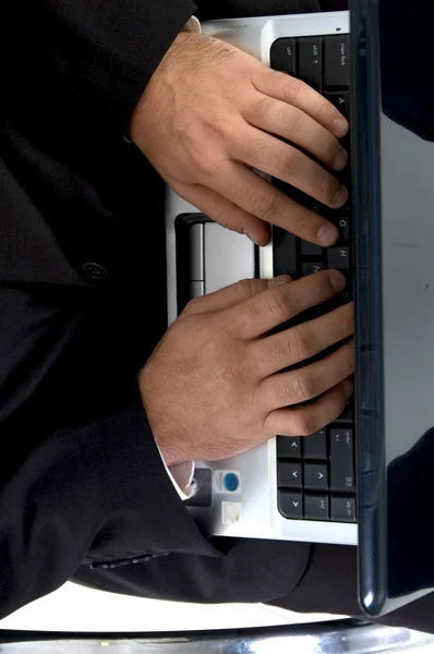 Рука людини працюють на ноутбук — стокове фото