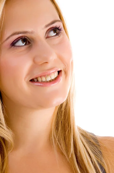 Uśmiechnięta kobieta patrząc w górę, z bliska — Zdjęcie stockowe