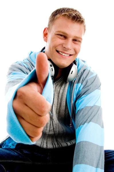 年轻快乐男性与竖起大拇指 — 图库照片