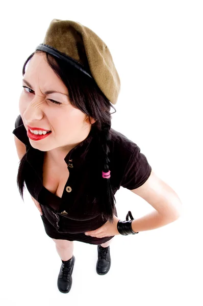 Молодая женщина в армейской шапке подмигивает — стоковое фото