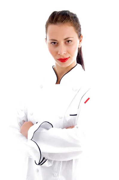 Ženské šéfkuchař pózuje s rukama zkříženýma na prsou — Stock fotografie