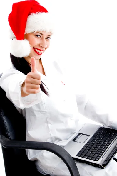 Kirurg i jul hatt med tummen upp — Stockfoto