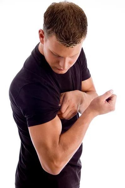 Мускулистый человек показывает свои мускулы — стоковое фото