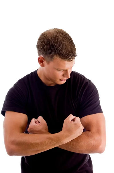 Młody człowiek pokazuje swoje mięśnie — Zdjęcie stockowe