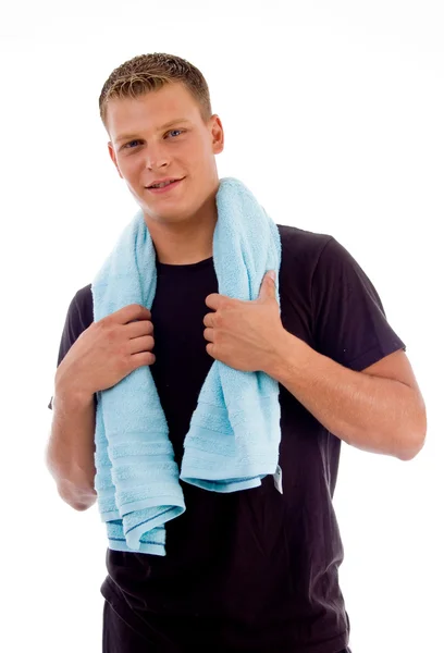 Улыбающийся мужчина держит полотенце — стоковое фото