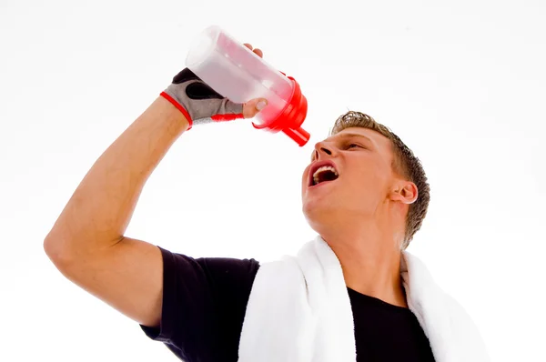 Homem muscular posando com garrafa de água — Fotografia de Stock