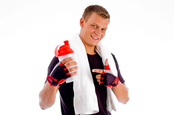 Homem musculoso apontando para garrafa de água — Fotografia de Stock