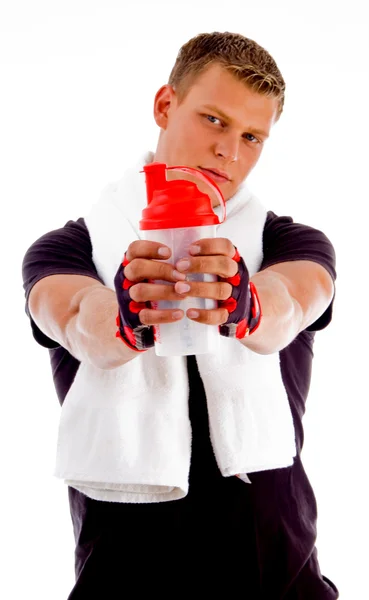 若い男が保持水のボトル — ストック写真