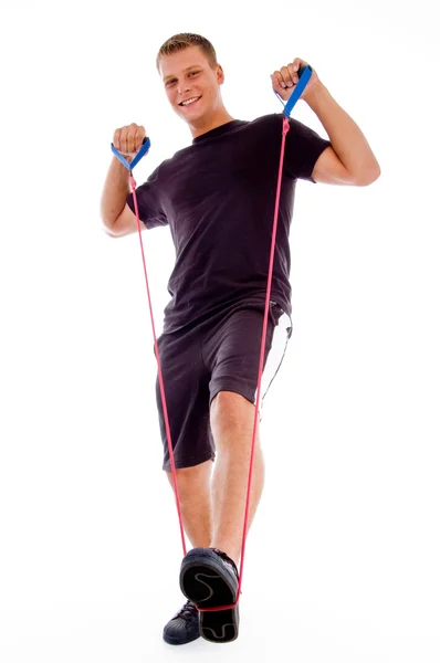 Fitnessmann posiert mit Stretchseil — Stockfoto