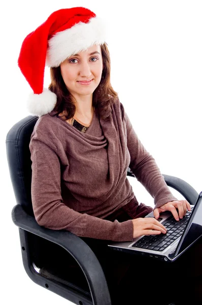 Χαρούμενα γυναίκα που εργάζεται σε φορητό υπολογιστή — Φωτογραφία Αρχείου