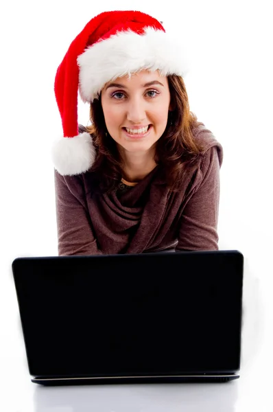 Adolescente alegre trabalhando no laptop — Fotografia de Stock
