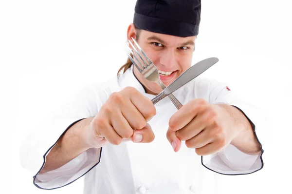 Chef macho sosteniendo cuchillo y tenedor — Foto de Stock