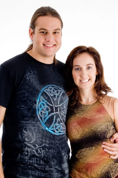 Glückliches junges Paar lächelt in die Kamera — Stockfoto
