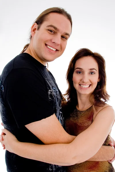 Lächelndes verspieltes Paar umarmt — Stockfoto