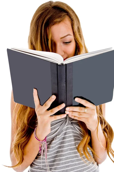 Hallgató olvasó lány jegyzetfüzet — Stock Fotó