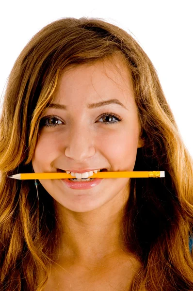 Söt flicka med penna i munnen — Stockfoto