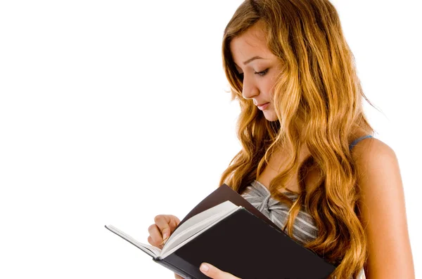 Студентка читает свой блокнот — стоковое фото