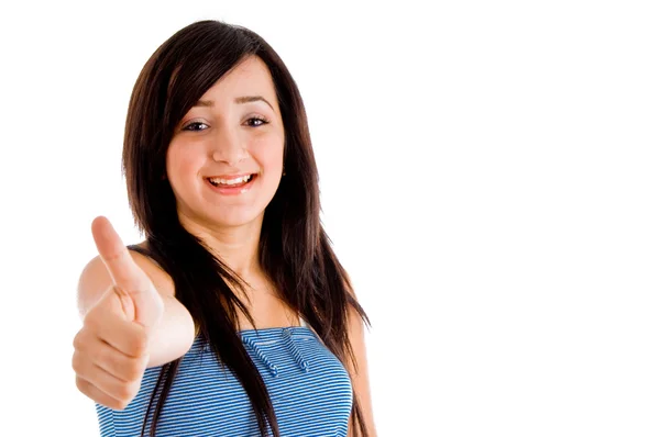 Uśmiechnięta młoda dziewczyna pokazano kciuki — Zdjęcie stockowe